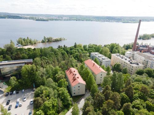 Rosendahl - 75m2 Charming Two-story Apt in Central Location at Scenic Lakeside and Park - Free Parking, Easy Check-in - Apartment - Tampere