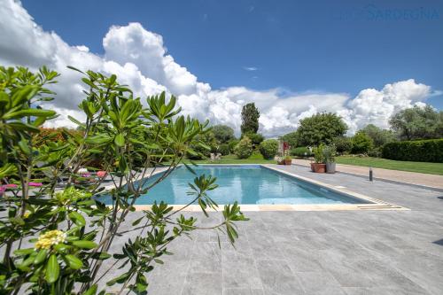 ClickSardegna Villa Lavinia con piscina e accesso alla laguna Calich