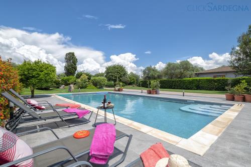 ClickSardegna Villa Lavinia con piscina e accesso alla laguna Calich