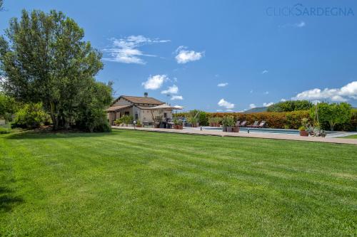 ClickSardegna Villa Lavinia con piscina e accesso alla laguna Calich