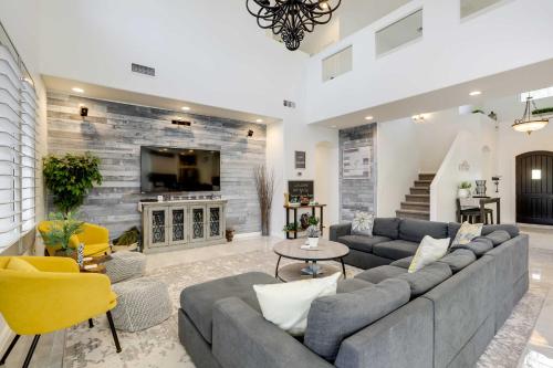 Modern Gem w/ Fire Pit: 3 Mi to Goodyear Ballpark!, Goodyear (foto 3)
