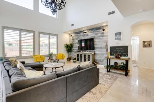 Modern Gem w/ Fire Pit: 3 Mi to Goodyear Ballpark!, Goodyear (foto 4)