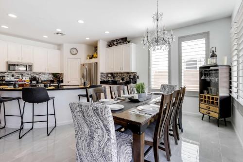 Modern Gem w/ Fire Pit: 3 Mi to Goodyear Ballpark!, Goodyear (foto 7)