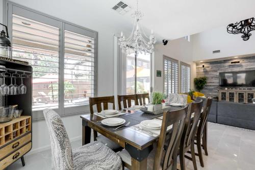 Modern Gem w/ Fire Pit: 3 Mi to Goodyear Ballpark!, Goodyear (foto 8)