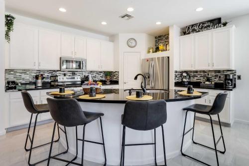 Modern Gem w/ Fire Pit: 3 Mi to Goodyear Ballpark!, Goodyear (foto 10)