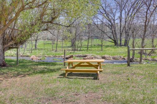 Accommodating Cabin 8 Miles to Mount Rushmore - main image