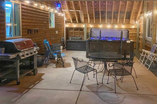 Centennial Cabin w/ Hot Tub, Sauna & Pool Table! in Centennial (WY)