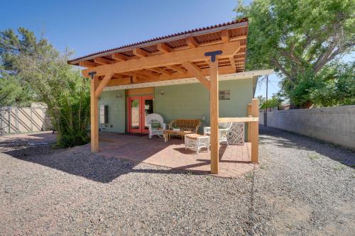Old Town Cottonwood Cottage w/ Yard, Pets Welcome