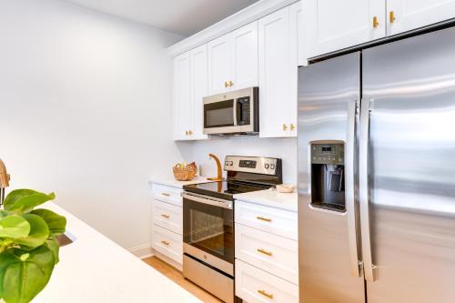 Charlotte Getaway with Yard - 3 Mi to Uptown! in Charlotte, USA
