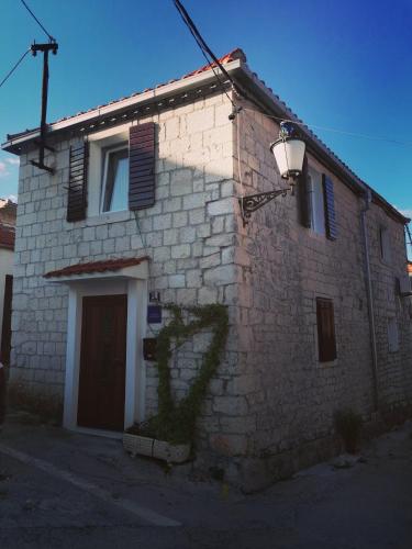  Stone house in Slatine