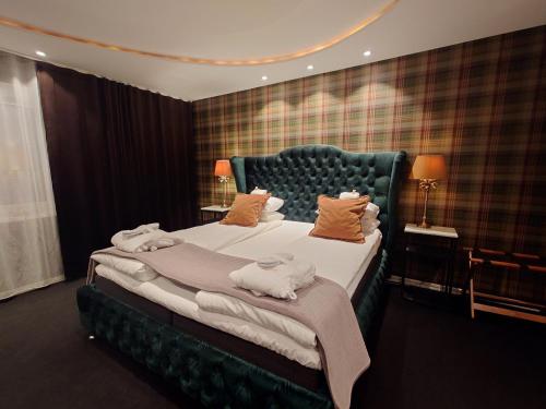 1 king bed, 1 sofa bed