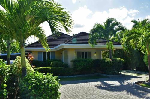 Tropical Oasis in Richmond Estate