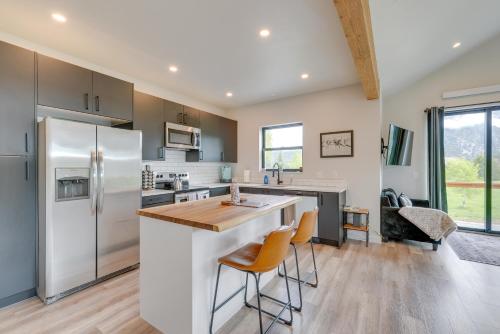 Quiet Alpine Hideaway with Panoramic Mountain Views! in 阿爾卑斯(WY)