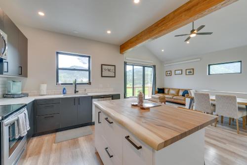 Quiet Alpine Hideaway with Panoramic Mountain Views! in 阿爾卑斯(WY)