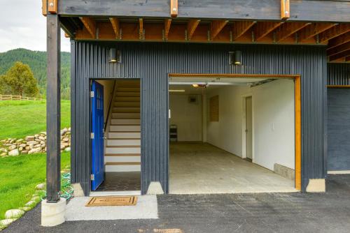 Alpine Hideaway with Panoramic Mountain Views! - image 9