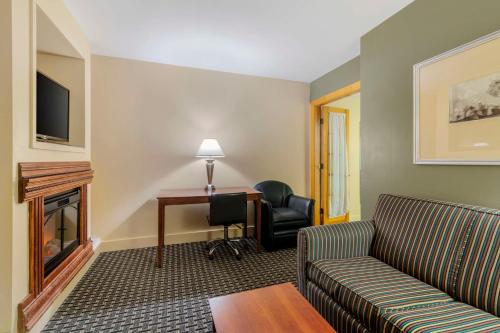 Queen Suite with Fireplace and Spa Bath - Non Smoking