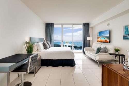 Ocean View Balcony steps from Restaurants, Peacock Park & Marina in Miami, USA