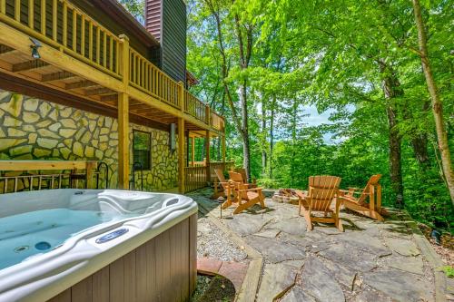 Mountain-View Robbinsville Cabin with Hot Tub! in Robbinsville, USA