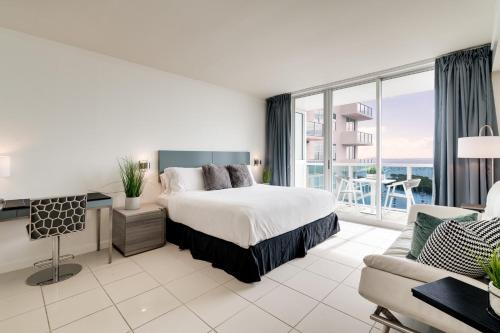 Ocean View Balcony steps from Restaurants, Peacock Park & Marina in Miami, USA