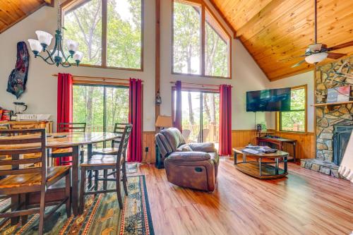 Mountain-View Robbinsville Cabin with Hot Tub! in Robbinsville, USA