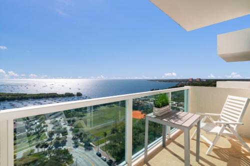 Ocean View Balcony steps from Restaurants, Peacock Park & Marina in Miami, USA