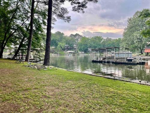 Super Spacious, Pet Friendly, 4bd 3bth Relaxing Getaway on Lake Hamilton in Hot Springs, USA