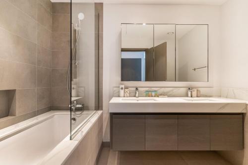 Allsopp & Allsopp - 2-Bedroom Apartment in Creek Horizon Dubai Creek Harbour - image 3