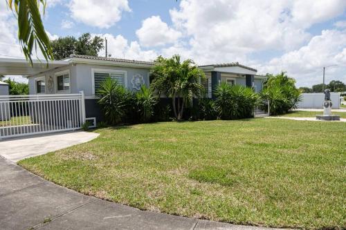Sunny Miami Retreat, 4BR House with Private Pool, family friendly, MIN from airport & beaches in Miami, USA