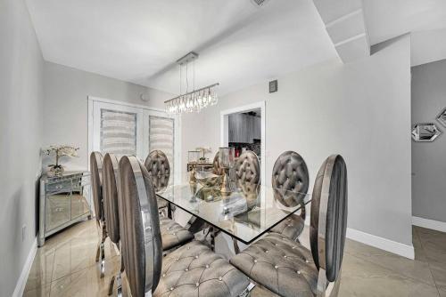 Sunny Miami Retreat, 4BR House with Private Pool, family friendly, MIN from airport & beaches in Miami, USA