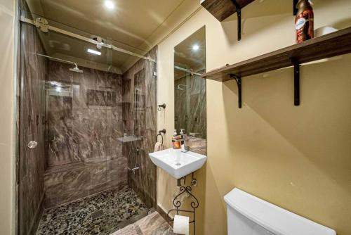 Sunny Miami Retreat, 4BR House with Private Pool, family friendly, MIN from airport & beaches in Miami, USA