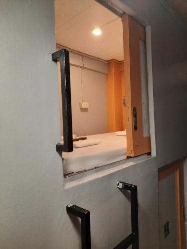 Budget Transient Capsule Room Makati near Ayala and Buendia, Manila