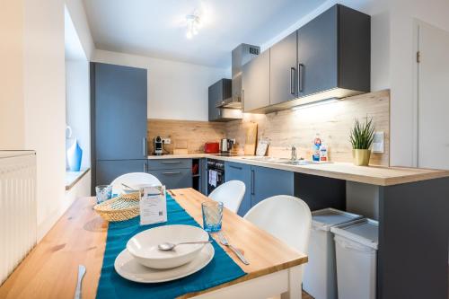 Spacious & Luxury: Kitchen - Parking - Netflix - image 13