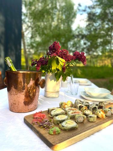 Dārzs, Lunette Lodge for 10 guests, 50 m from the lake, sauna, hot tube in Wielki Gleboczek