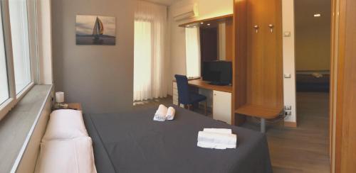 Family Room with Garden View image 6