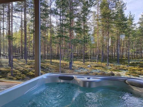 อ่างแช่น้ำร้อน, Villa Tuomipakka in คาลาโยกิ