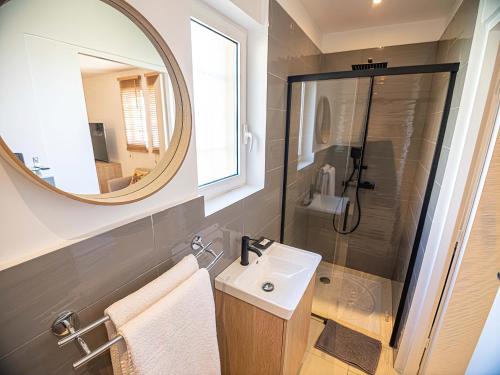 Душ, Villa Syracuse - Chambre privée avec piscine et jardin (Villa Syracuse - Chambre privee avec piscine et jardin) in Коголин