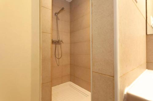 Centric 2Bed Apt with a private lovely terrace - image 3
