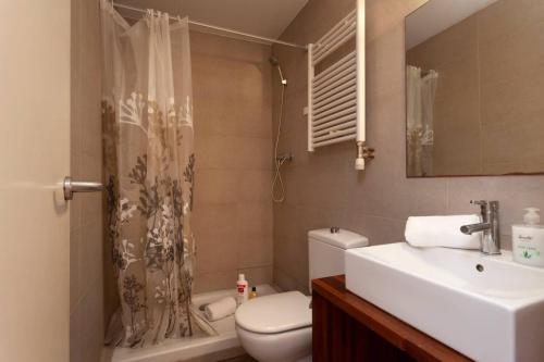 Centric 2Bed Apt with a private lovely terrace - image 7