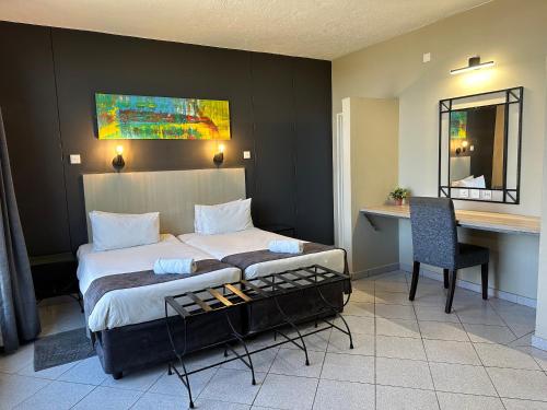 Standard Twin Room image 6