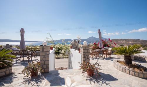 Christos rooms milos 4