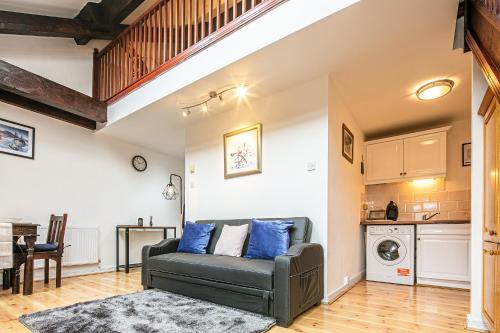Beautiful 1-Bed Apartment in Grade Listed Warehouse - Victoria Quays, Sheffield City Centre, FREE Parking, Pet Friendly, Netflix