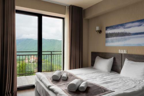 Double or Twin Room with Mountain View