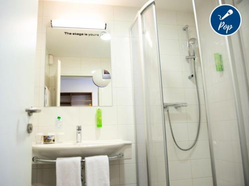 Superior Double Room Pop with Courtyard View image 4