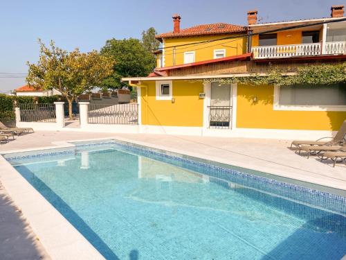 Espectacular casa con piscina y jardín