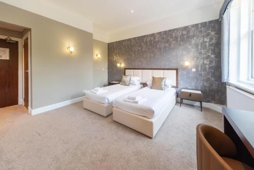 1 double bed, 1 twin bed