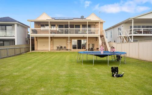 Hindmarsh Hideaway- Waterfront pet friendly NBN Private jetty in Hindmarsh Island