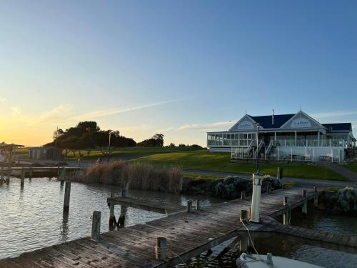 Hindmarsh Hideaway- Waterfront pet friendly NBN Private jetty in Hindmarsh Island