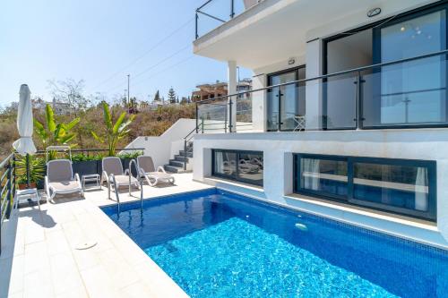 Villa Luxuria Private Pool - Tap to explore photos