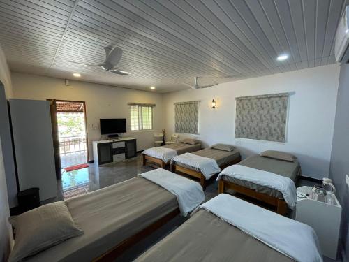 5 twin beds