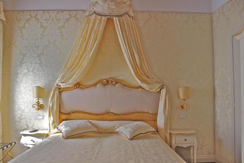 Deluxe Double Room with Balcony image 7